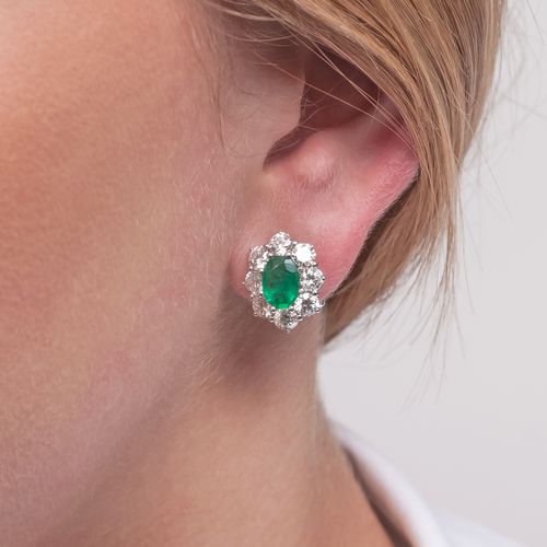 A Pair of Emerald Diamond Earrings. 铂金，标记为900Pt。中间有一颗椭圆切割的祖母绿，共约1.80克拉。(约7.7 x 5&hellip;