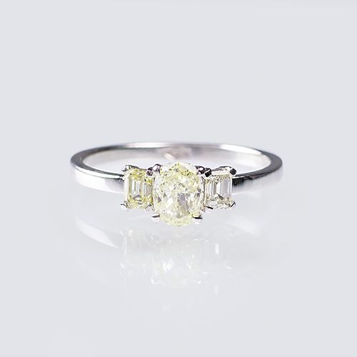 A Fancy Diamond Ring. 18 kt. Weißgold, markiert, rhodiniert. Der Fancy Diam. Im &hellip;