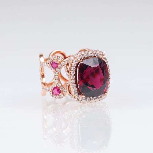 A Tourmaline Diamond Ring with Pink Sapphires. 18 kt. Rotgold, markiert. Der dun&hellip;
