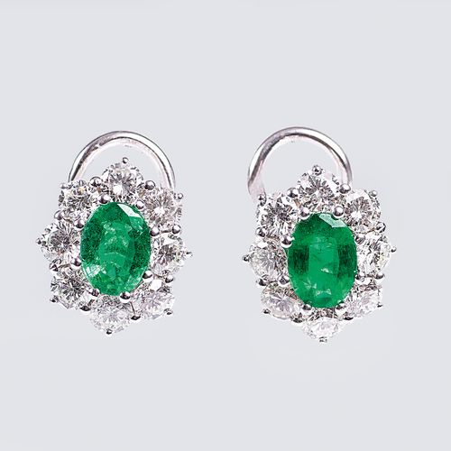 A Pair of Emerald Diamond Earrings. Platino, marcato 900Pt. Al centro ciascuno c&hellip;