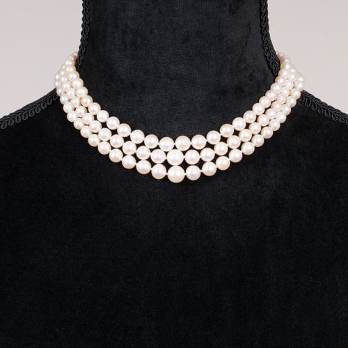 A Pearl Necklace with Art-Nouveau Diamond Clasp. 18 kt. Gelbgold mit Platin. Dre&hellip;