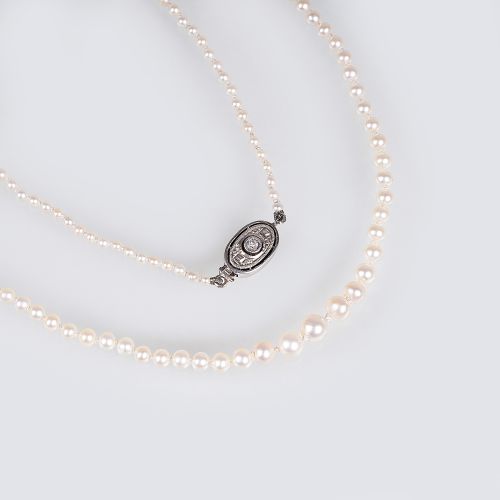 Juwelier Wilm est. 1767, Hamburg. A Natural Pearl Necklace. Ca. 1900.14 ct. Whit&hellip;