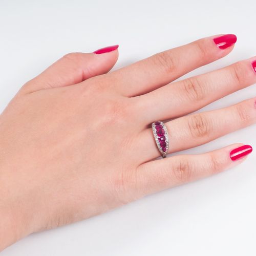 An Art Nouveau Ruby Diamond Ring. 20世纪初。铂金。在Millegriffes镶嵌7颗彩色红宝石，枕形和梨形切割（可能是天然的&hellip;
