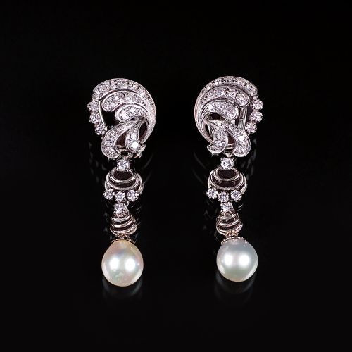 A Pair of Vintage Diamond Pearl Earpendants. Alrededor de 1960/70. Oro blanco de&hellip;