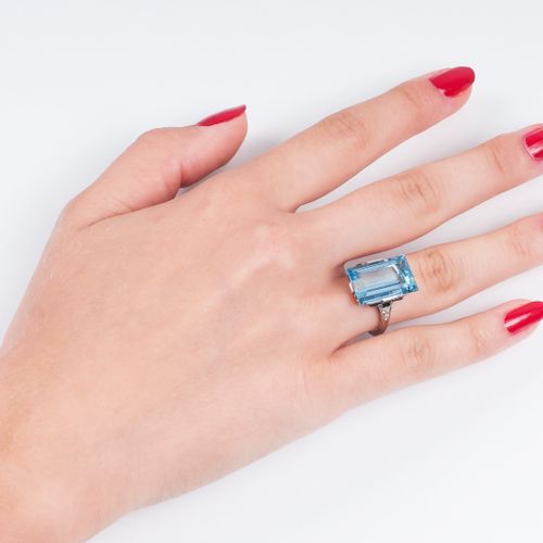 An Art-déco Aqumarine Diamond Ring. Intorno al 1920. Oro bianco 14 ct. L'acquama&hellip;