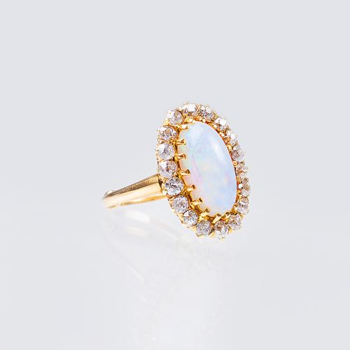 An Opal Diamond Ring Old Cut Diamonds. 20世纪初。14克拉玫瑰金，不清楚的标记。凸圆形蛋白石（约13.5 x 7.2毫米&hellip;