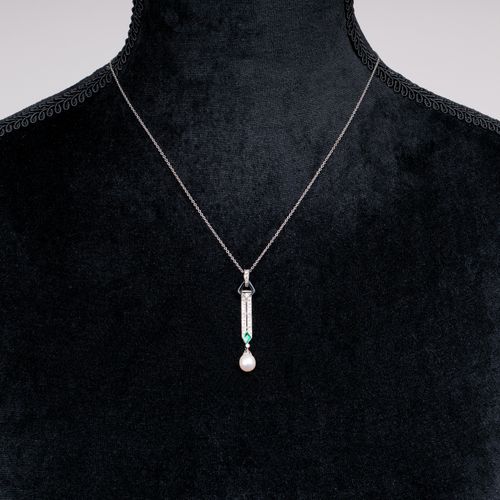 An Art-déco Emerald Diamond Pendant with Pearl. Around 1925. Platinum with white&hellip;