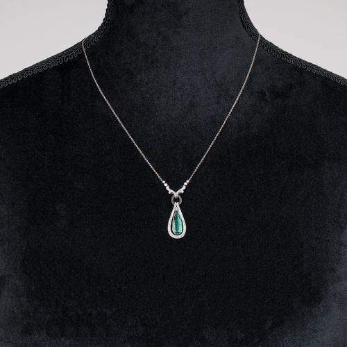 A fine Art-déco Emerald Diamond Necklace. 1925年左右。铂金配黄金。梨形切割的彩色精细祖母绿，约1.25克拉。(约1&hellip;