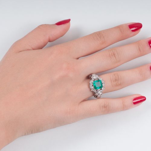 An Art-déco Emerald Diamond Ring. 1925年左右。18克拉白金。在精致的米勒格利夫镶嵌中，一颗中央祖母绿约1.90克拉（约8.&hellip;
