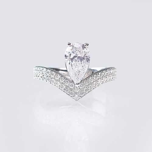 A White Pear-Cut Diamond Ring with Diamonds. 18 kt. Weißgold, rhodiniert, markie&hellip;