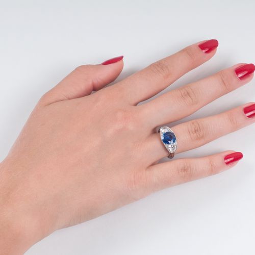 An Art-déco diamond ring with natural Sapphire. Um 1920. 14 kt. Weißgold, gemark&hellip;