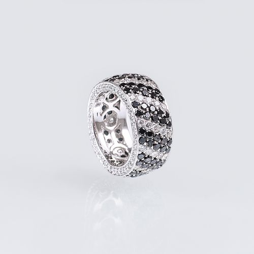 A Memory Ring withSetting of two-coloured Diamonds. 18 ct. White gold, marked. A&hellip;