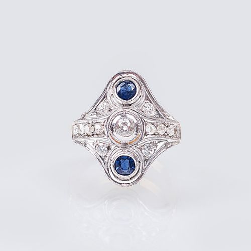 A Art-décoSapphire Diamond Ring. 1940年左右。14克拉黄金和白金，有标记。镶嵌2颗圆形蓝宝石，总重约0.35克拉，以及12颗&hellip;
