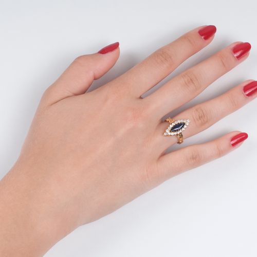 An Antique Russian Diamond Sapphire Ring. 圣彼得堡，20世纪初。14克拉玫瑰金，标记为56 Zolotnik，控制标记&hellip;