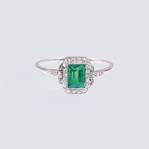 A petite Art-déco Emerald Diamond Ring. Around 1920. Platinum. The emerald in em&hellip;