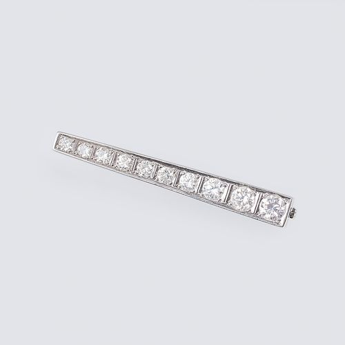 A Diamond Brooch. 14克拉白金。镶嵌有10个圆形明亮式切割钻石，共约1.70克拉。稀有白(G)-浅色白(I)。48 x 6毫米，重量约4克。