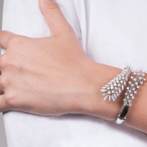 An extraordinary Diamond Bangle Bracelet. 18K白金，有标记，制造商标记。Luise。前面分叉，共镶嵌了121颗小的圆&hellip;