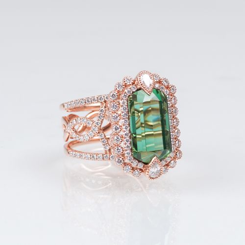 A Tourmaline Diamond Ring. 18 ct. Redgold, marcato. La tormalina verde in taglio&hellip;