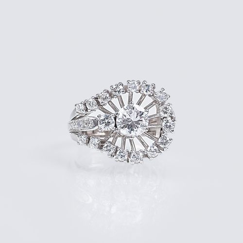 A Fine Diamond Solitaire Ring with Diamonds. Um 1960/70. 18 kt. Weißgold, markie&hellip;