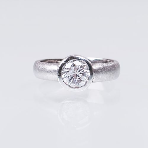 A Solitaire Diamond Ring. 18K白金，有标记，磨砂和抛光。镶嵌在表圈上的圆形闪亮切割钻石约为1克拉。罕见的白(G)-白(H).P.尺寸&hellip;