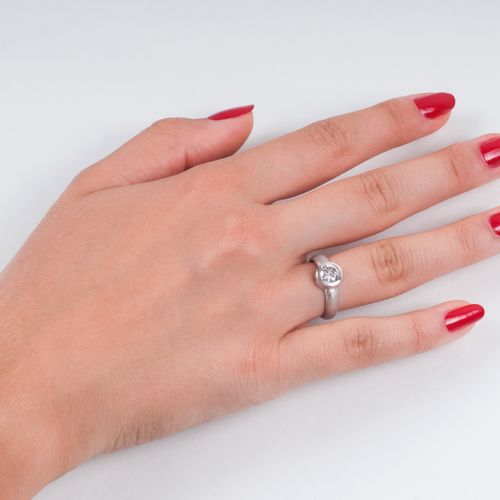 A Solitaire Diamond Ring. 18K白金，有标记，磨砂和抛光。镶嵌在表圈上的圆形闪亮切割钻石约为1克拉。罕见的白(G)-白(H).P.尺寸&hellip;
