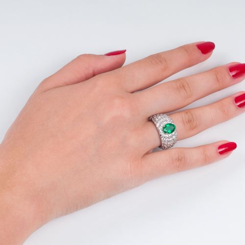 A Diamond emerald ring. 18克拉白金，有标记。椭圆形切割的祖母绿约1.46克拉（约8.7 x 6.5 x 4.2毫米），以及56个圆形钻&hellip;