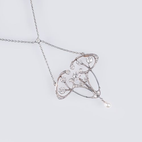 A Fine Art Nouveau Diamond Necklace with Pearl. Intorno al 1900. Platino con oro&hellip;