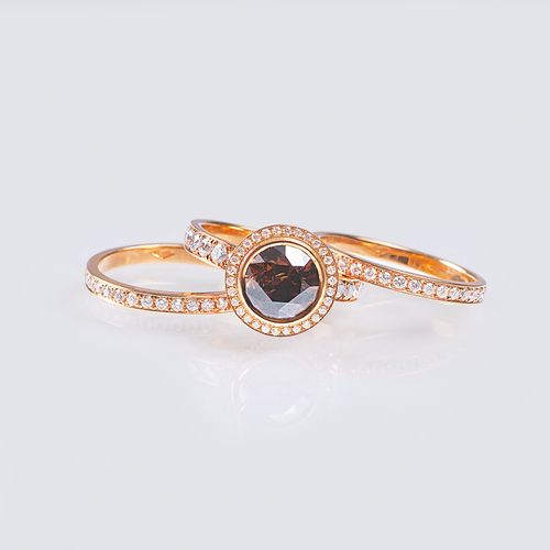 A Fancy Diamond Solitaire Ring with Diamonds. 18克拉红金，有标记。圆形闪亮的花式钻石，约2.65克拉。花式深橙棕&hellip;