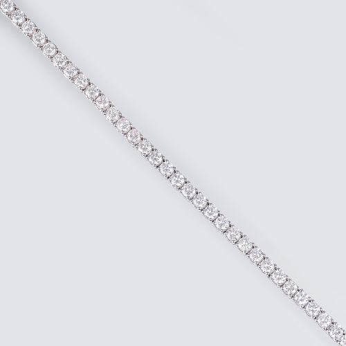 A White Diamond Tennis Bracelet. 14克拉白金，有标记。周围有44个圆形闪亮切割的钻石，共约8.50-8.60克拉。(直径约3.&hellip;