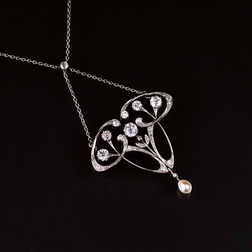 A Fine Art Nouveau Diamond Necklace with Pearl. 1900年左右。铂金配14克拉黄金。24颗老式切割的钻石，共约1&hellip;
