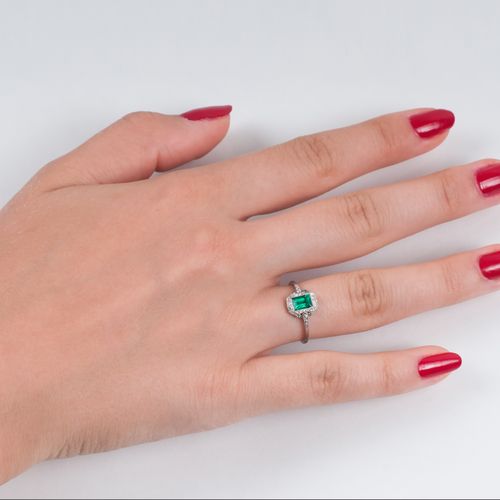 A petite Art-déco Emerald Diamond Ring. Um 1920. Platin. Der Smaragd im Smaragds&hellip;