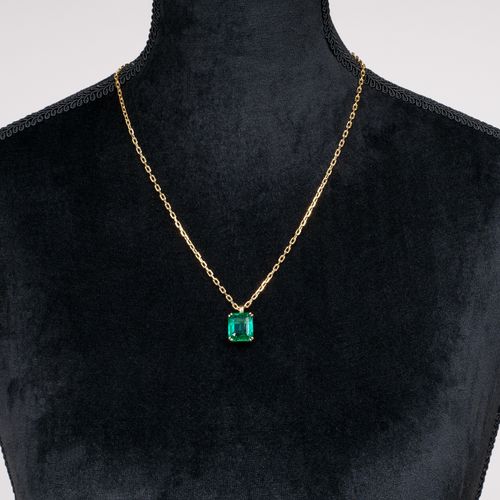 A fine Emerald Pendant on Necklace. 
18克拉黄金，有标记。镶嵌在chaton中的赞比亚祖母绿颜色鲜艳，透明度高，祖母绿切割&hellip;