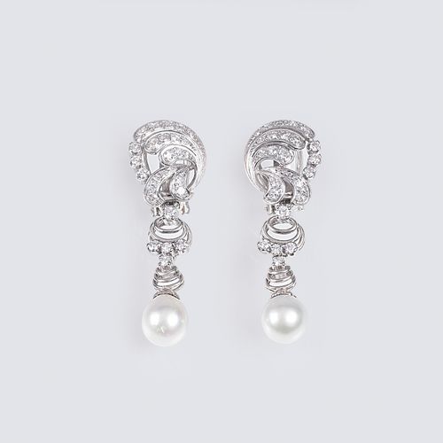 A Pair of Vintage Diamond Pearl Earpendants. Intorno al 1960/70. Oro bianco 14 c&hellip;