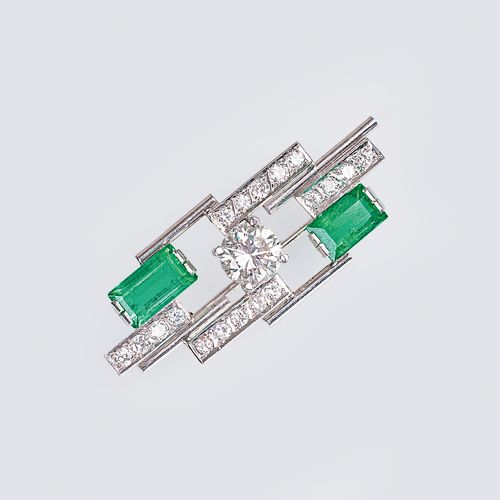 An Emerald Diamond Brooch with Solitaire. 14 ct. White gold, marked. In the cent&hellip;