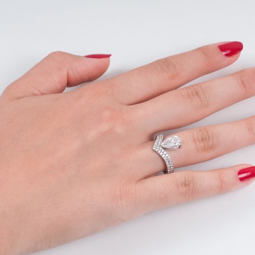 A White Pear-Cut Diamond Ring with Diamonds. Or blanc 18 ct., rhodié, marqué. Le&hellip;