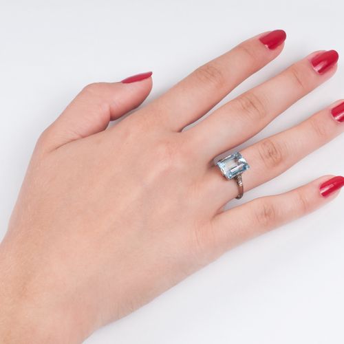An Art-déco Aquamarine Ring with Rosecut Diamonds. Intorno al 1920. Oro bianco 1&hellip;