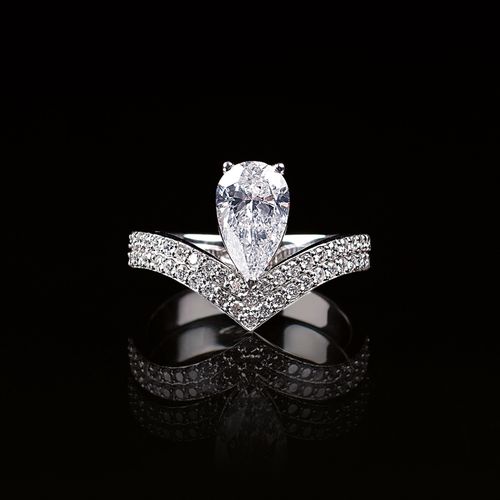 A White Pear-Cut Diamond Ring with Diamonds. Oro bianco 18 ct. Rodiato, marcato.&hellip;