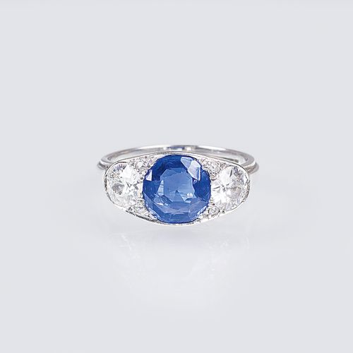 An Art-déco diamond ring with natural Sapphire. Vers 1920. Or blanc 14 ct., marq&hellip;