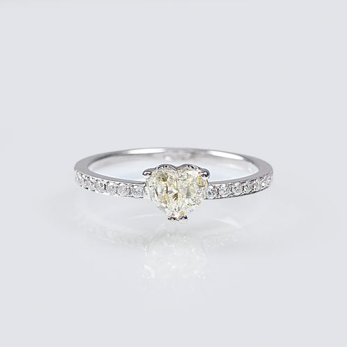 A Solitaire Ring with Heart shaped Diamond and small diamonds. Oro bianco 18 ct.&hellip;