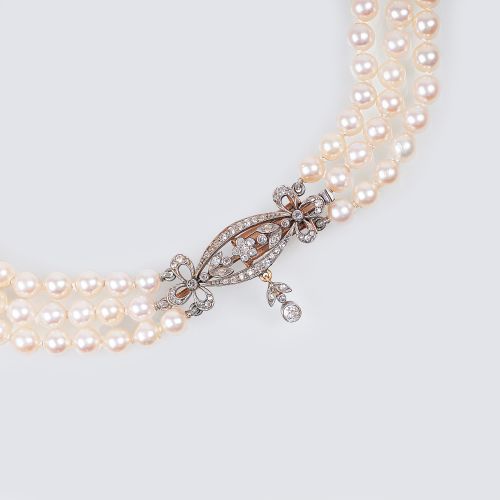 A Pearl Necklace with Art-Nouveau Diamond Clasp. 18克拉黄金与铂金。三排吊坠，有155颗creme色的养殖珍珠&hellip;