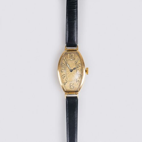 An Art-déco Wristwatch. 14克拉黄金，有标记。Maual上链。酒桶形表壳，黄金色金属表盘，阿拉伯数字和铁质指针照明。底部编号为23968&hellip;