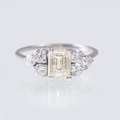 A Fancy Diamond Ring Diamonds. 18克拉白金，有标记。长方形切割的直径约为1克拉。FancyLightYellow.Vs.（约6.&hellip;