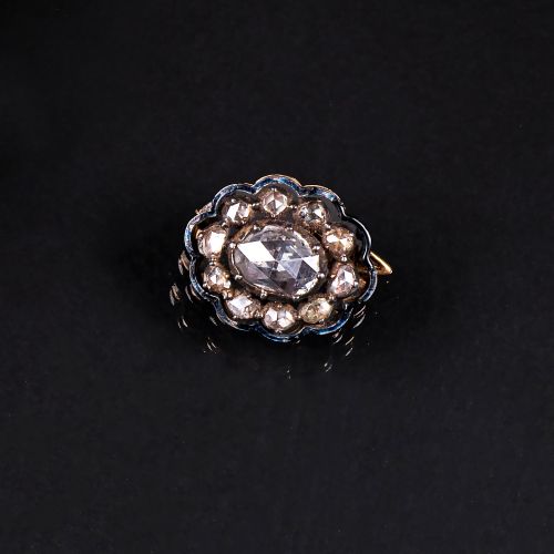 An antique small Diamond Brooche. 19世纪。14克拉玫瑰金配银。椭圆形的玫瑰式切割直径（约8.8 x 6.3毫米，反面封闭式镶&hellip;