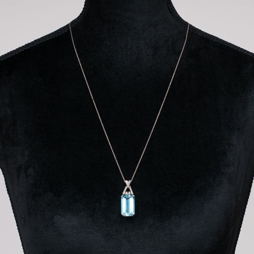 An Art-déco Aquamarine Diamond Pendant on Necklace. 1930年左右。14克拉白金。翡翠切割的海蓝宝石约18.&hellip;