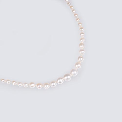 A Natural Pearl Necklace. Ca. 1900. In einer Reihe 133 cremefarbene bis cremewei&hellip;