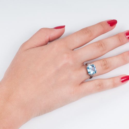 An Art-déco Aquamarine Ring with Diamonds. Vers 1920. Or blanc 14 ct., marqué, M&hellip;