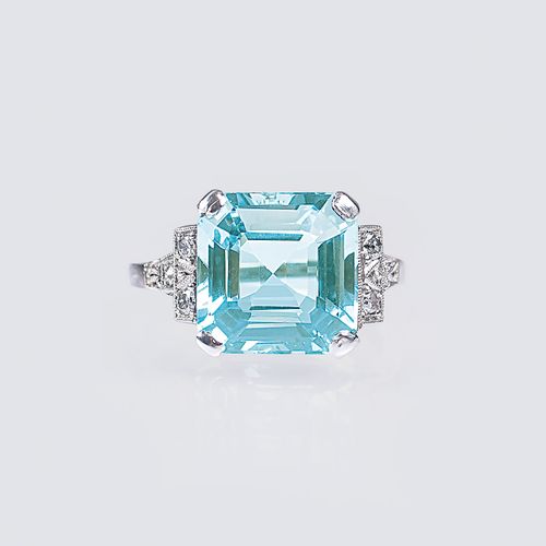 An Art-déco Aquamarine Ring with Diamonds. Um 1920. 14 kt. Weißgold, gemarkt, MM&hellip;