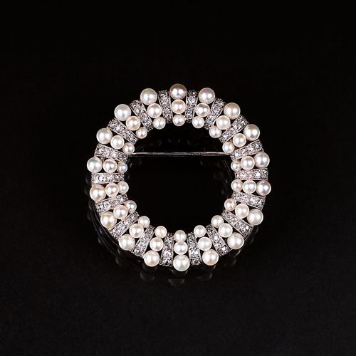 An Art Nouveau Brooch with Pearls and Diamonds. Around 1900. Platinum. Round bar&hellip;