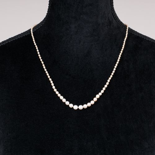 A Natural Pearl Necklace. Ca. 1900. In einer Reihe 133 cremefarbene bis cremewei&hellip;