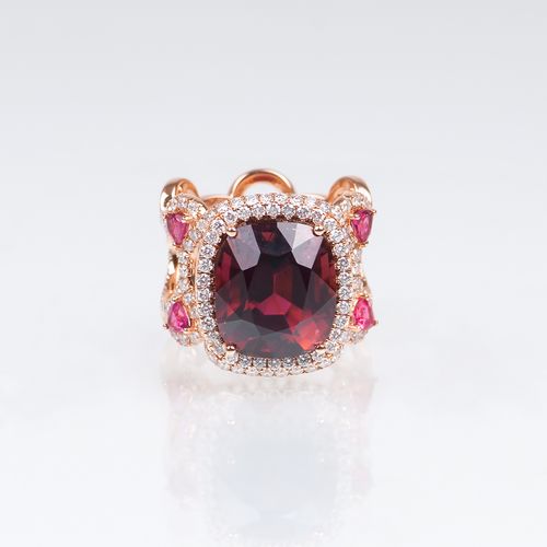 A Tourmaline Diamond Ring with Pink Sapphires. 18克拉红金，有标记。枕形切割的深红紫色碧玺约7.10克拉（约12&hellip;
